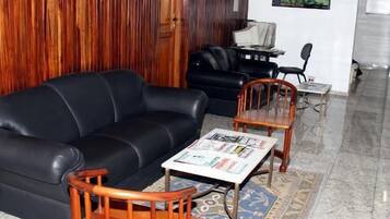 Área de estar no saguão