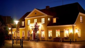 A yellow building with a sign reading "Hotel Sander". - Hotel Smedegaarden (Lem)
