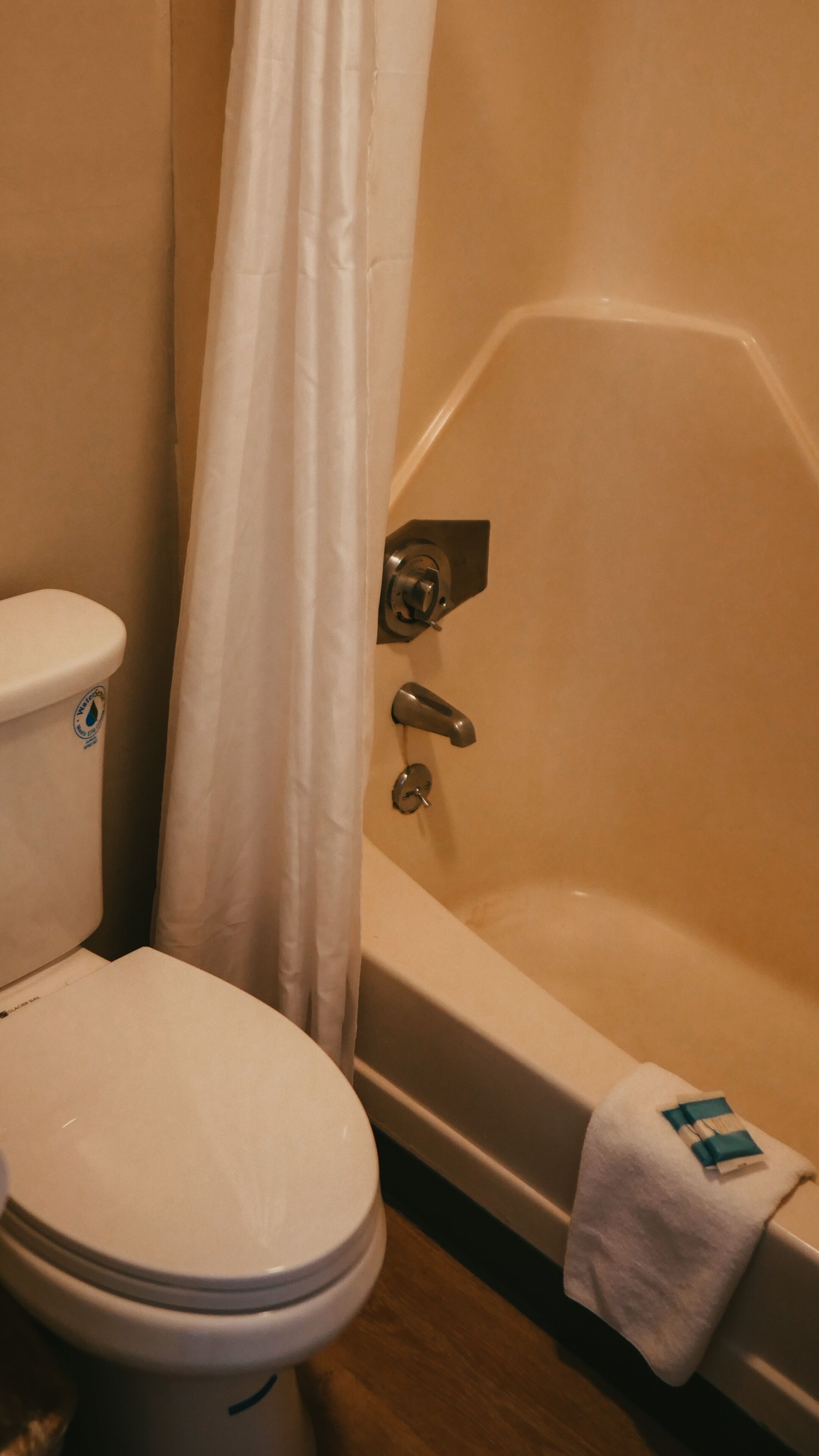 Combined shower/bathtub, hair dryer, towels