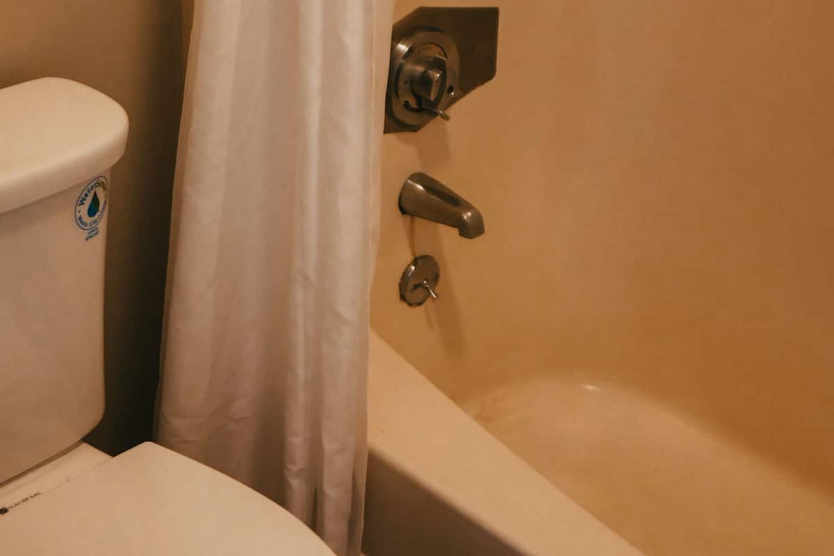 Combined shower/tub, hair dryer, towels