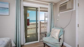 Queen Room, Ocean View | Strykejern/-brett og ekstrasenger (mot et tillegg)