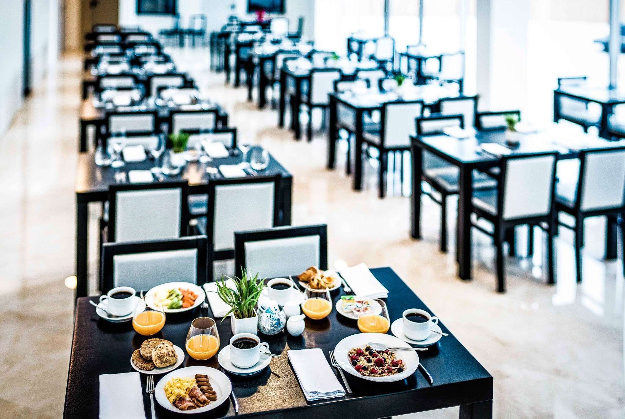 Se sirven almuerzos y cenas, cocina internacional