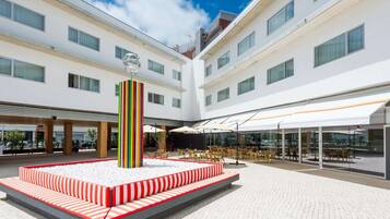 Lunch and dinner served, international cuisine