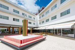 Se sirven almuerzos, cenas y cocina internacional 