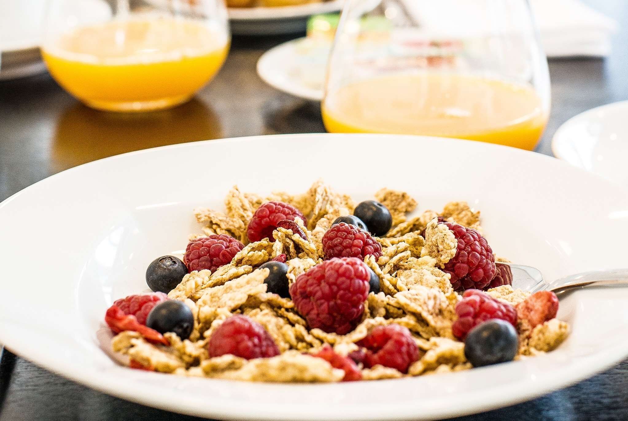 Un plato de desayuno con cereal y bayas.