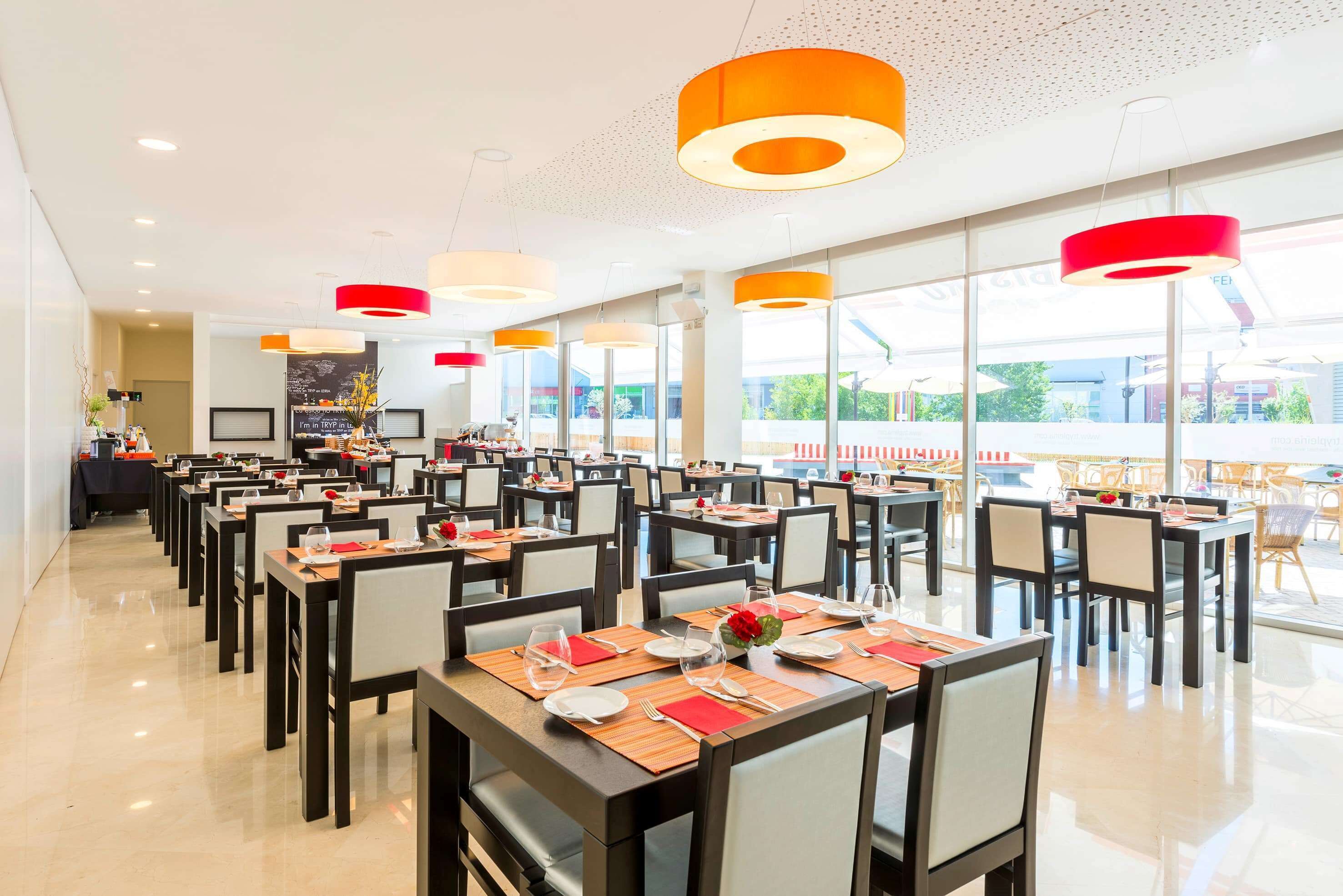 Déjeuner et dîner servis sur place, spécialités Cuisine internationale