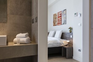 Large Double room | Desk, free WiFi, bed sheets