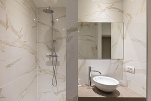 Extra Small | Badkamer | Gratis toiletartikelen, een haardroger, handdoeken