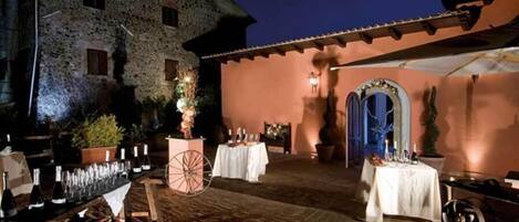 Serveert lunch en diner, lokale gerechten