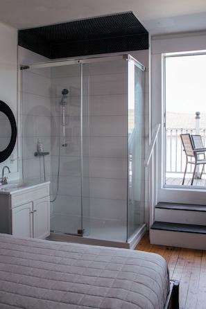 Royal suite, 1 queensize bed, terras, uitzicht op zee | Gratis wifi, beddengoed