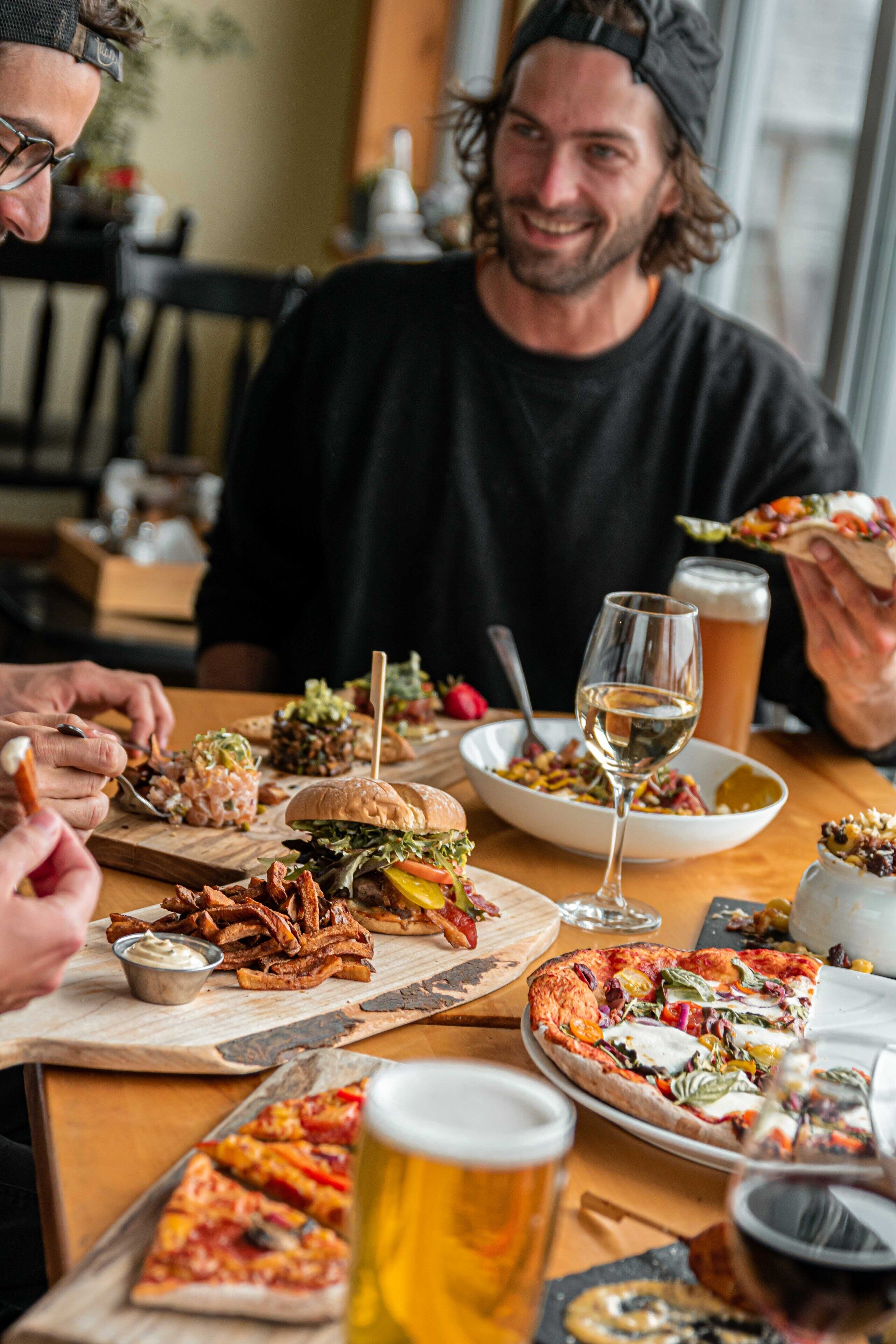 Une table à manger avec divers plats et boissons.