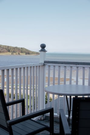 Royal suite, 1 queensize bed, terras, uitzicht op zee | Gratis wifi, beddengoed