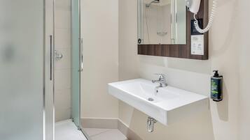 Doppelzimmer | Badezimmer | Dusche, Haartrockner, Bidet, Handtücher