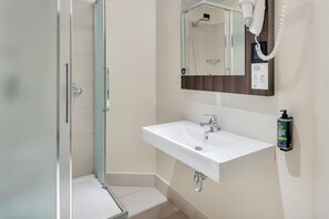 Double Room | Bathroom | Shower, hair dryer, bidet, towels