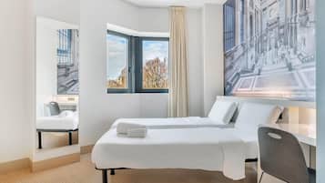 Zweibettzimmer | Zimmersafe, Schreibtisch, schallisolierte Zimmer, kostenloses WLAN