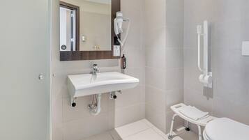 Zweibettzimmer, barrierearm | Badezimmer | Dusche, Haartrockner, Bidet, Handtücher
