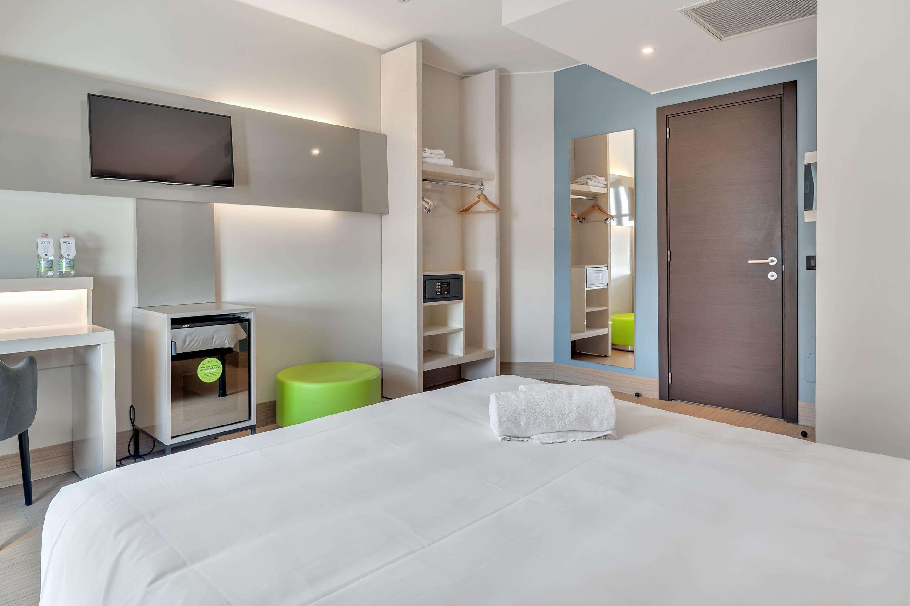 superior double room, non smoking | bathroom | shower, hair dryer, bidet, towels