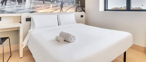 Caja de seguridad en la habitación y escritorio