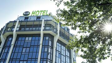Ein modernes Hotelgebäude mit einer auffälligen Schild mit der Aufschrift "B&B HOTEL" und großen Fenstern.