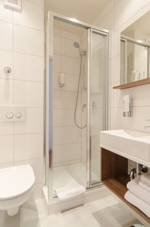 Standard Double Room, 1 Bedroom | Bathroom | Hair dryer, towels - Garden Hotel (Nuremberg)