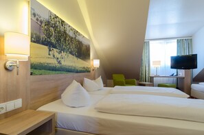 A hotel room with two beds, a TV, a desk with a lamp, and a painting on the wall. - Garden Hotel (Nuremberg)