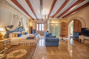 Junior Suite, Terrace | Premium bedding, in-room safe, individually decorated, desk - Sa Vinya des Convent Agroturismo (Inca)