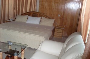 Televisión de pantalla plana y chimenea 