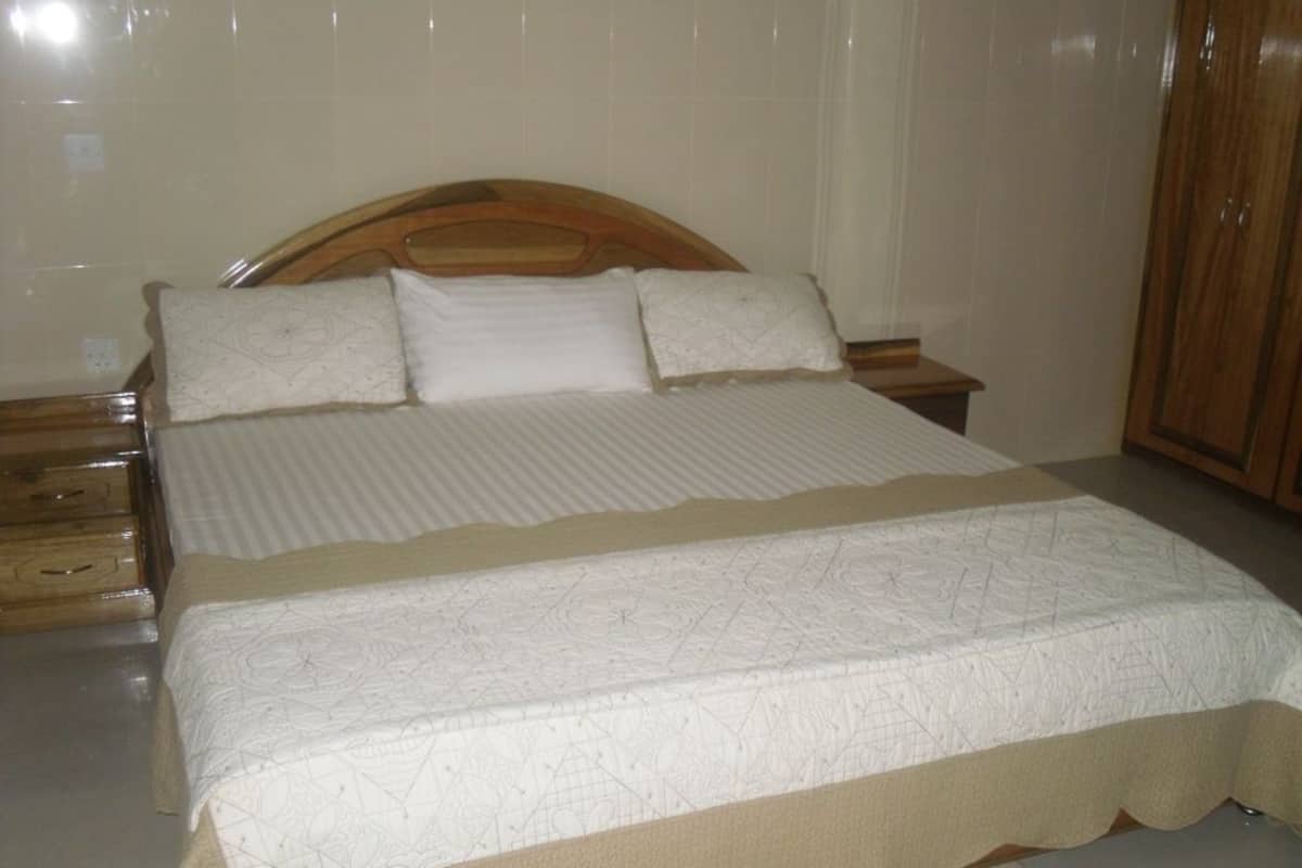 1 bedroom, desk, WiFi (free)