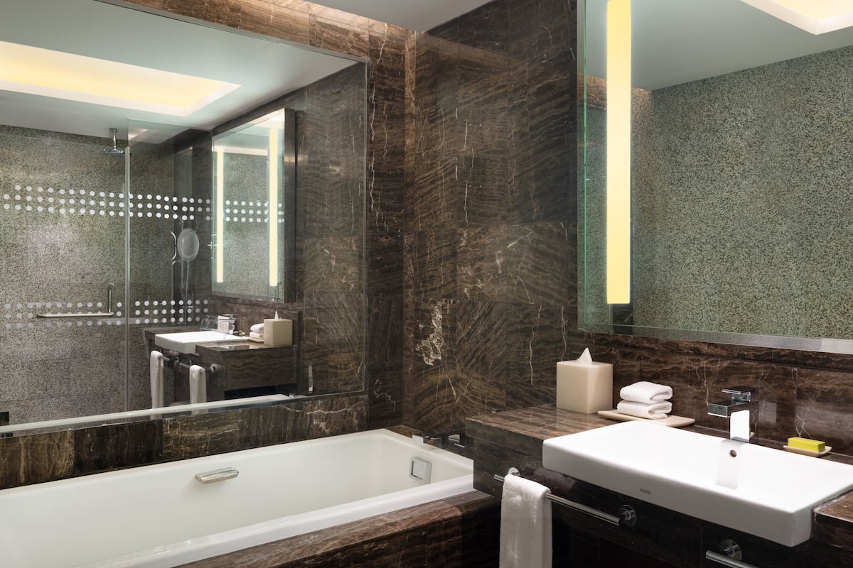 separate bathtub and shower, deep-soaking bathtub, rainfall showerhead