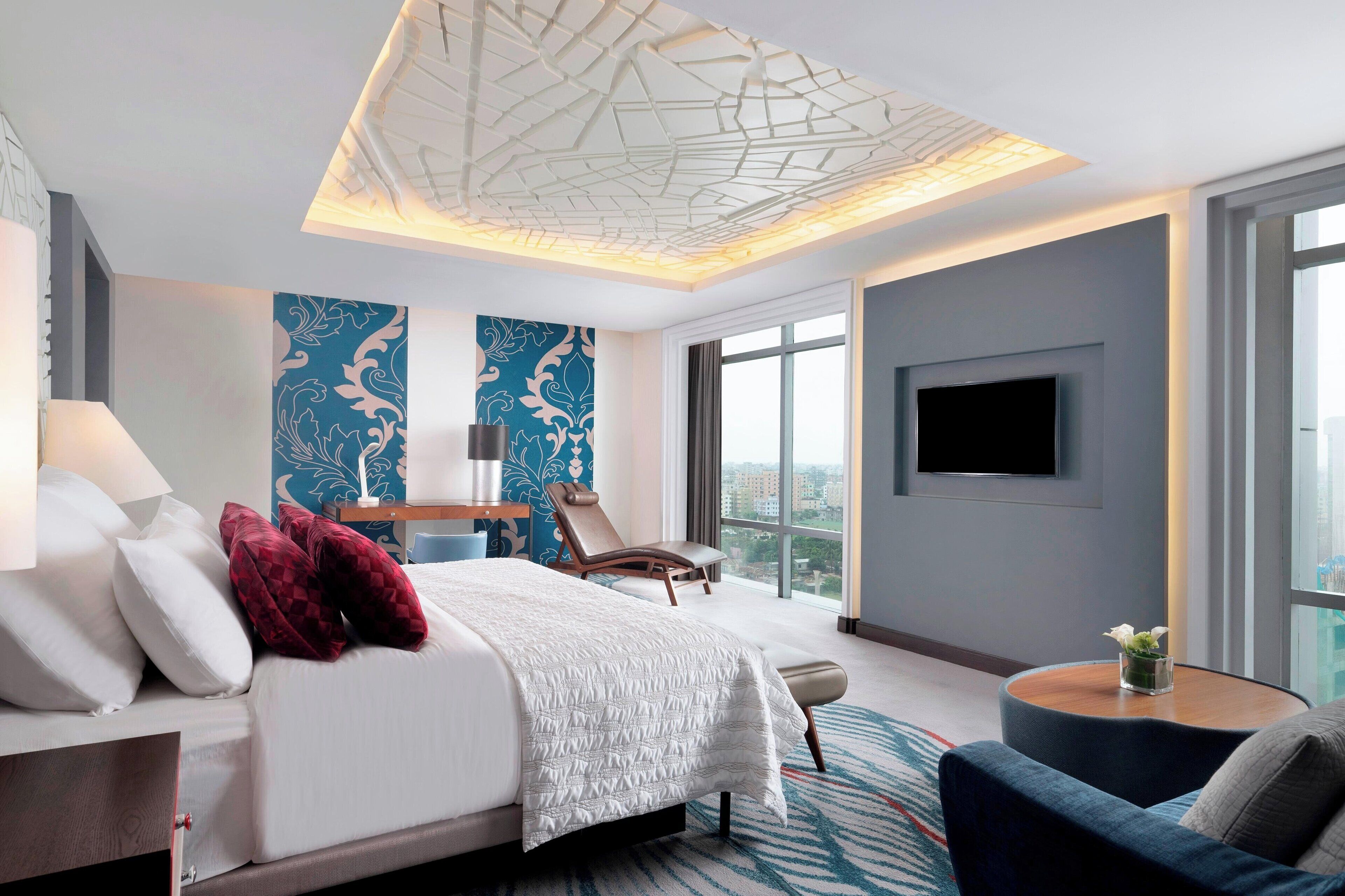 Club Room, 1 King Bed | Premium bedding, minibar, in-room safe, desk