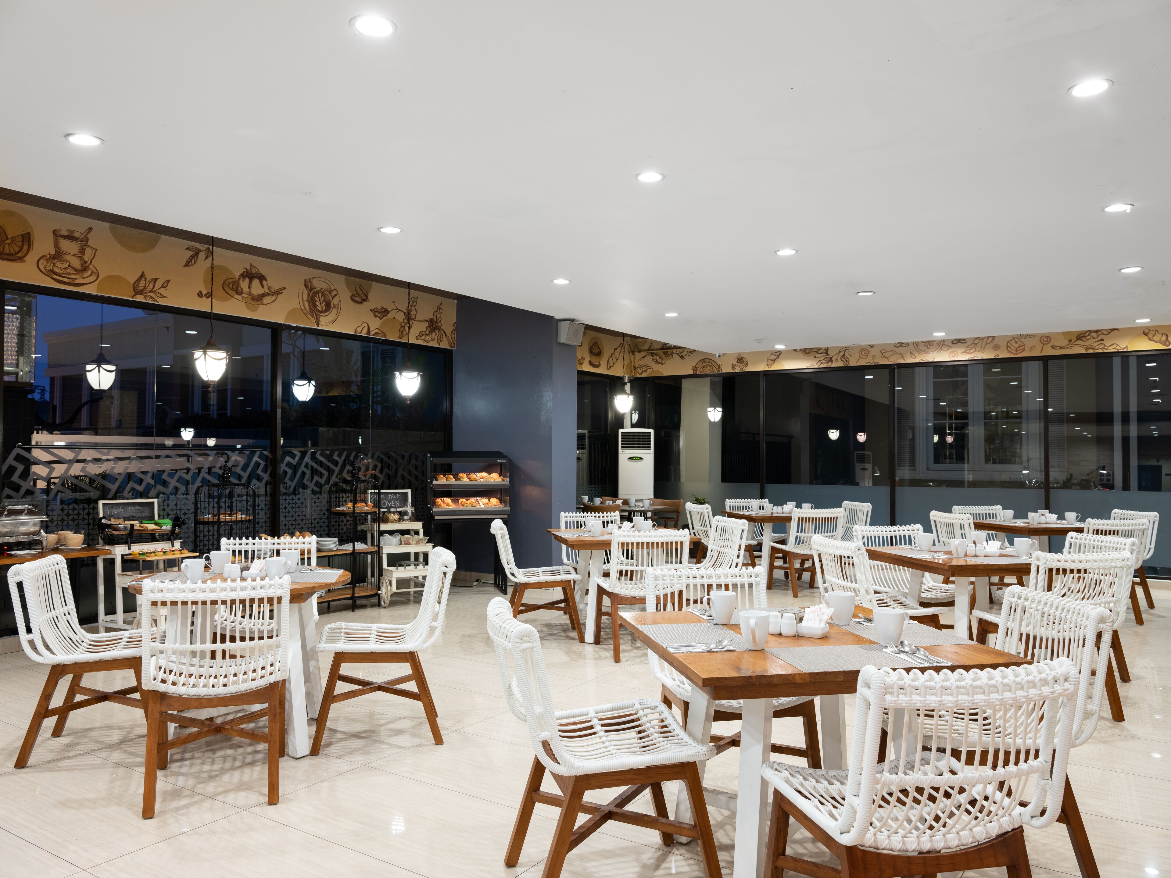 breakfast, lunch, dinner served; international cuisine