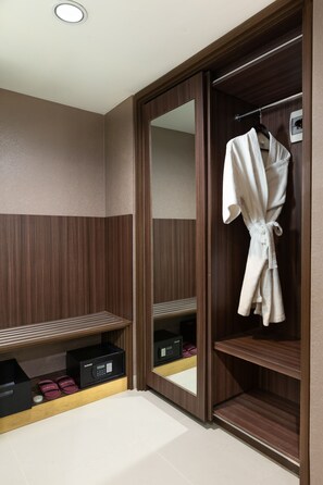 Deluxe Twin | 1 bedroom, in-room safe, desk, free WiFi