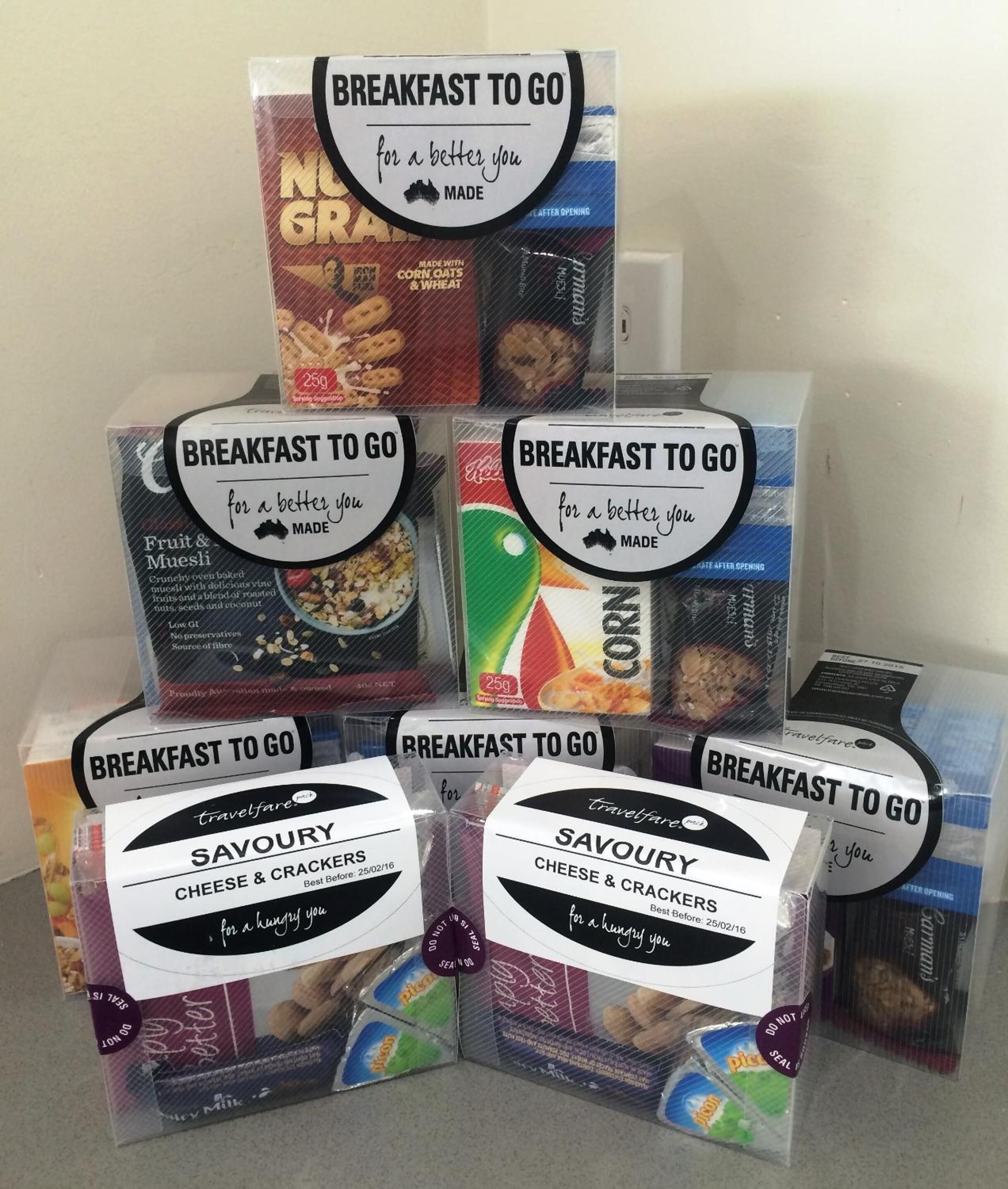 Una exhibición de productos de desayuno con etiquetas que indican que están hechos con maíz, avena y trigo.