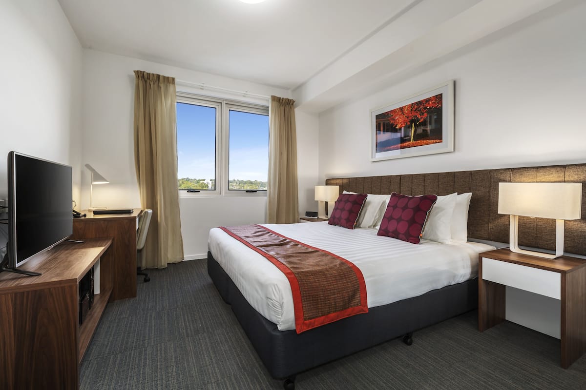 3 bedrooms, in-room safe, desk, laptop workspace