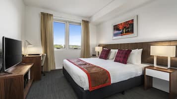 3 ห้องนอน, ตู้นิรภัยในห้องพัก, โต๊ะทำงาน, พื้นที่ทำงานแบบใช้แล็ปท็อป