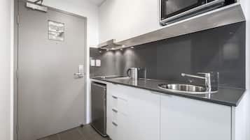 Een koelkast, een microgolfoven, een kookplaat