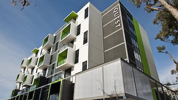 Vista frontal de la propiedad