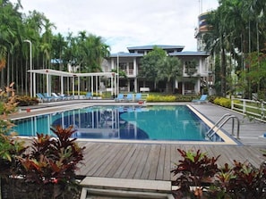 Outdoor pool - Myanmar Life Hotel (Yangon)