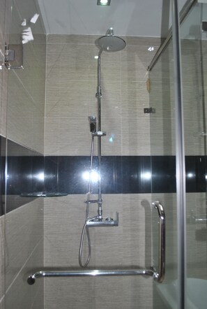 Suite (Long Stay) | Badezimmer | Kostenlose Toilettenartikel, Haartrockner, Hausschuhe, Handtücher