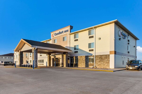 A Comfort Inn hotel with a covered entrance, multiple windows, and a parking lot. - Comfort Inn Yankton SD (Yankton)