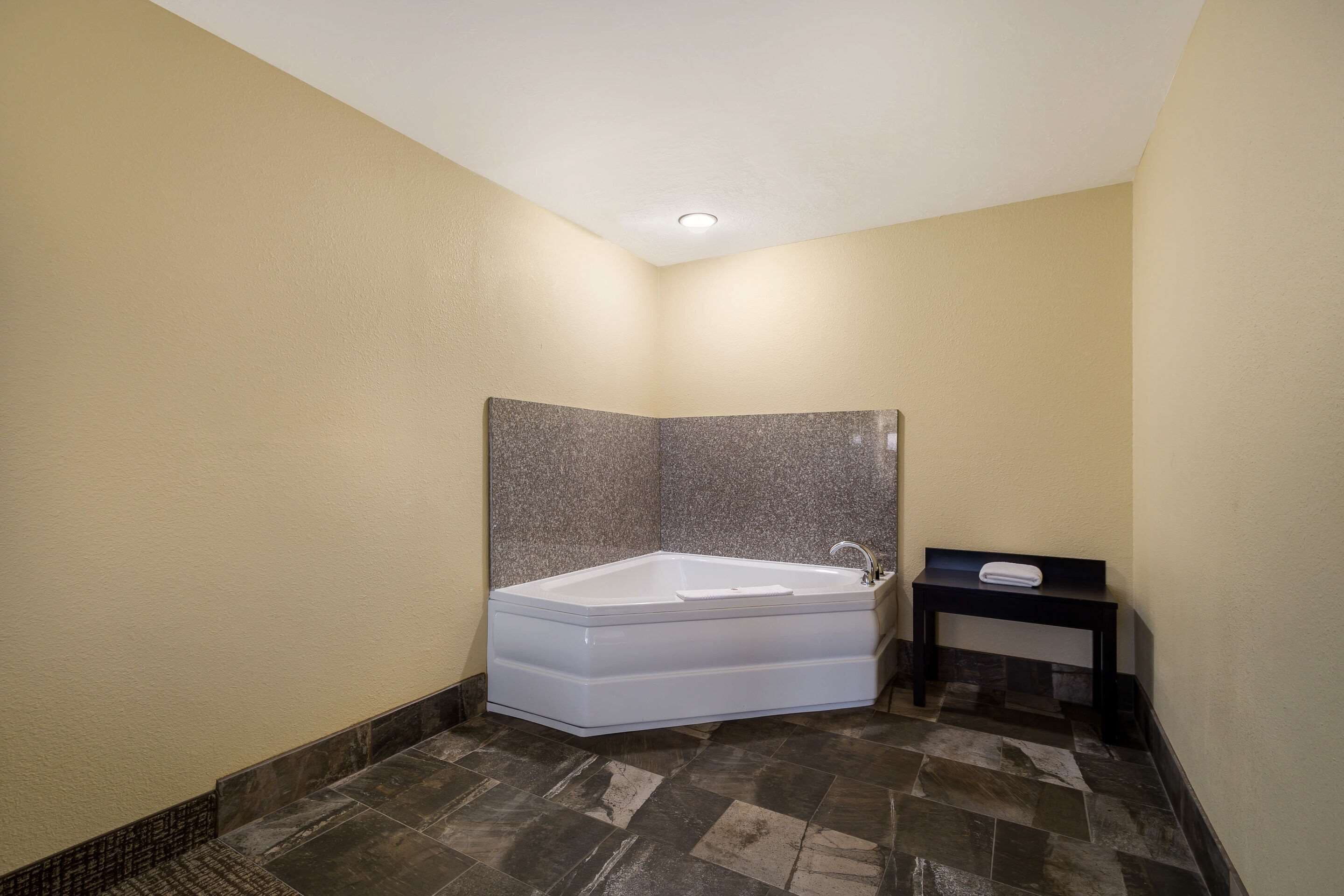 suite, 1 king bed, non smoking, hot tub | premium bedding, down duvets, desk, laptop workspace