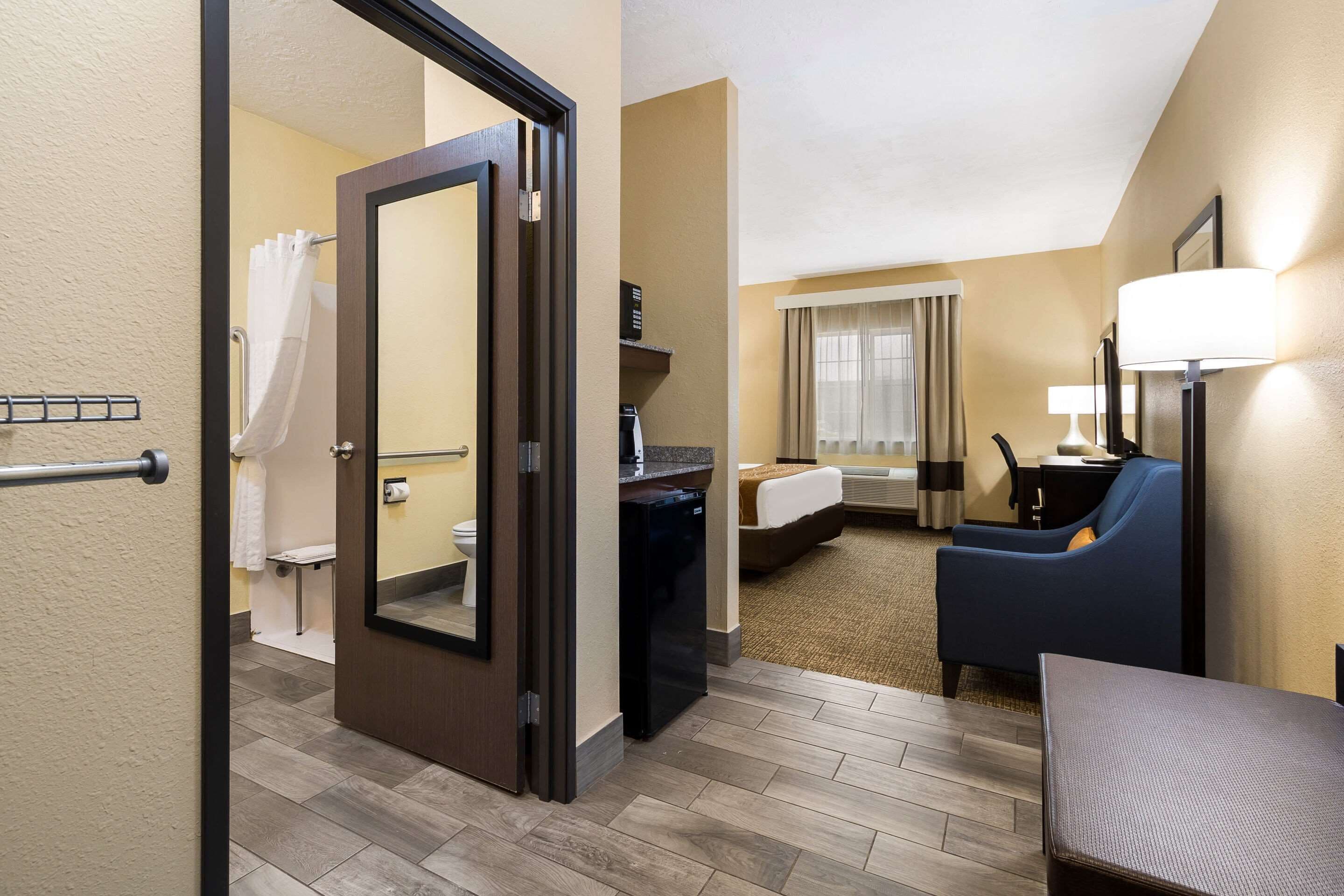 Habitación, 1 cama de matrimonio grande, accesible para personas con discapacidad, no fumadores | Ropa de cama de alta calidad, edredones de plumas, escritorio