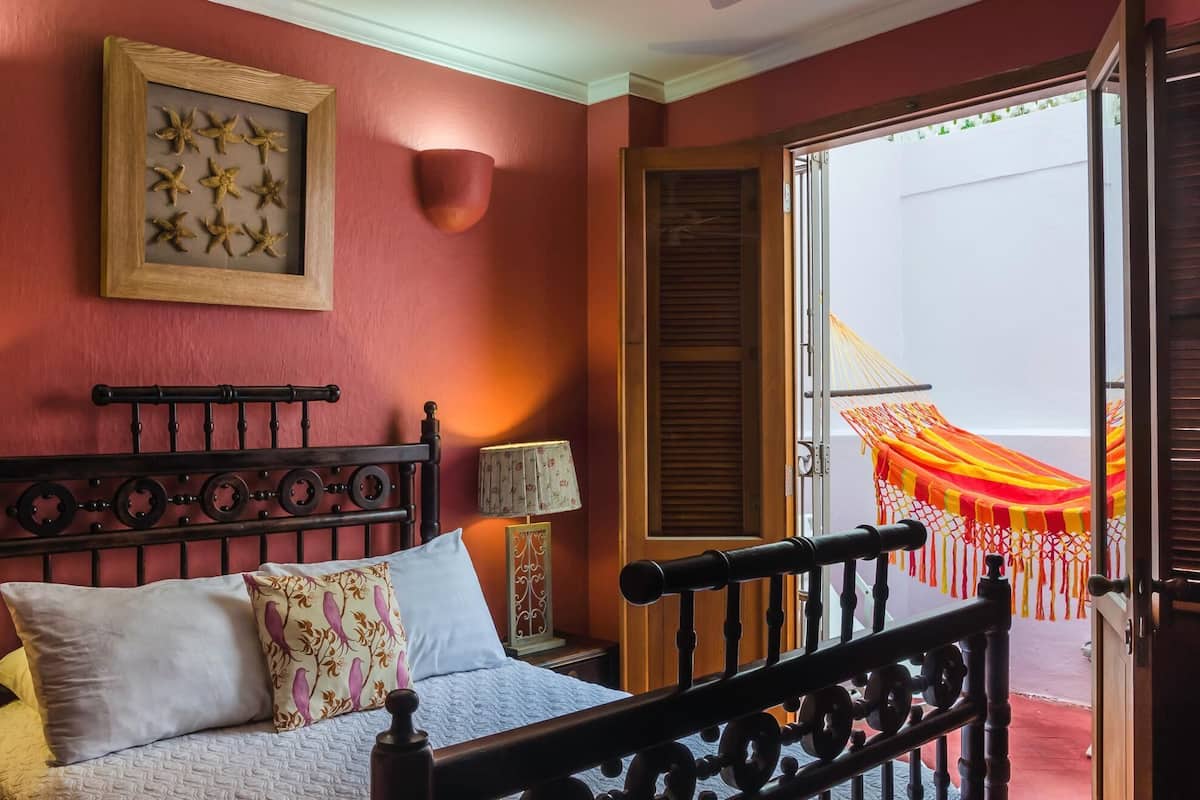 Premium bedding, in-room safe, free WiFi, bed sheets