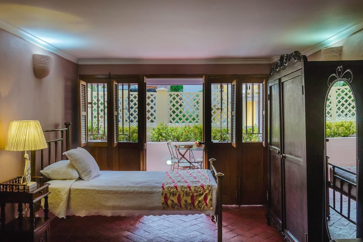 Ropa de cama de alta calidad y caja de seguridad en la habitación