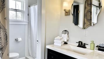 Habitació, 1 llit de matrimoni gran | Cortines opaques, planxa i posts de planxar i wifi gratuïta