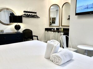 客房, 1 张特大床 | 特色装修、遮光窗帘、熨斗/熨板、免费 WiFi