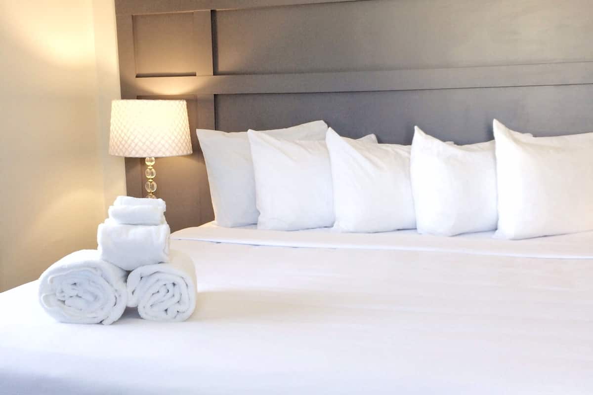 Kamar, 1 Tempat Tidur Queen | Didekorasi berbeda-beda, tirai kedap cahaya, dan setrika/meja setrika