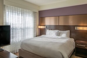 Premium bedding, desk, iron/ironing board, free cots/infant beds