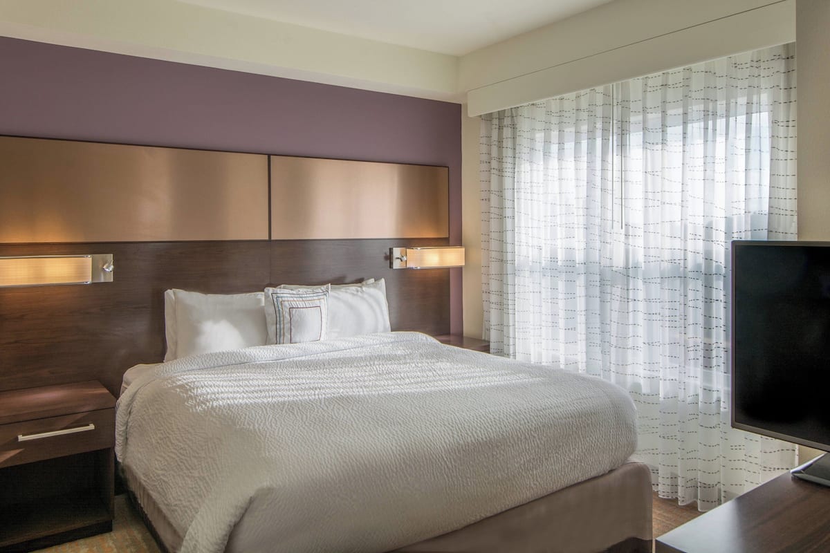 1 Schlafzimmer, hochwertige Bettwaren, Schreibtisch