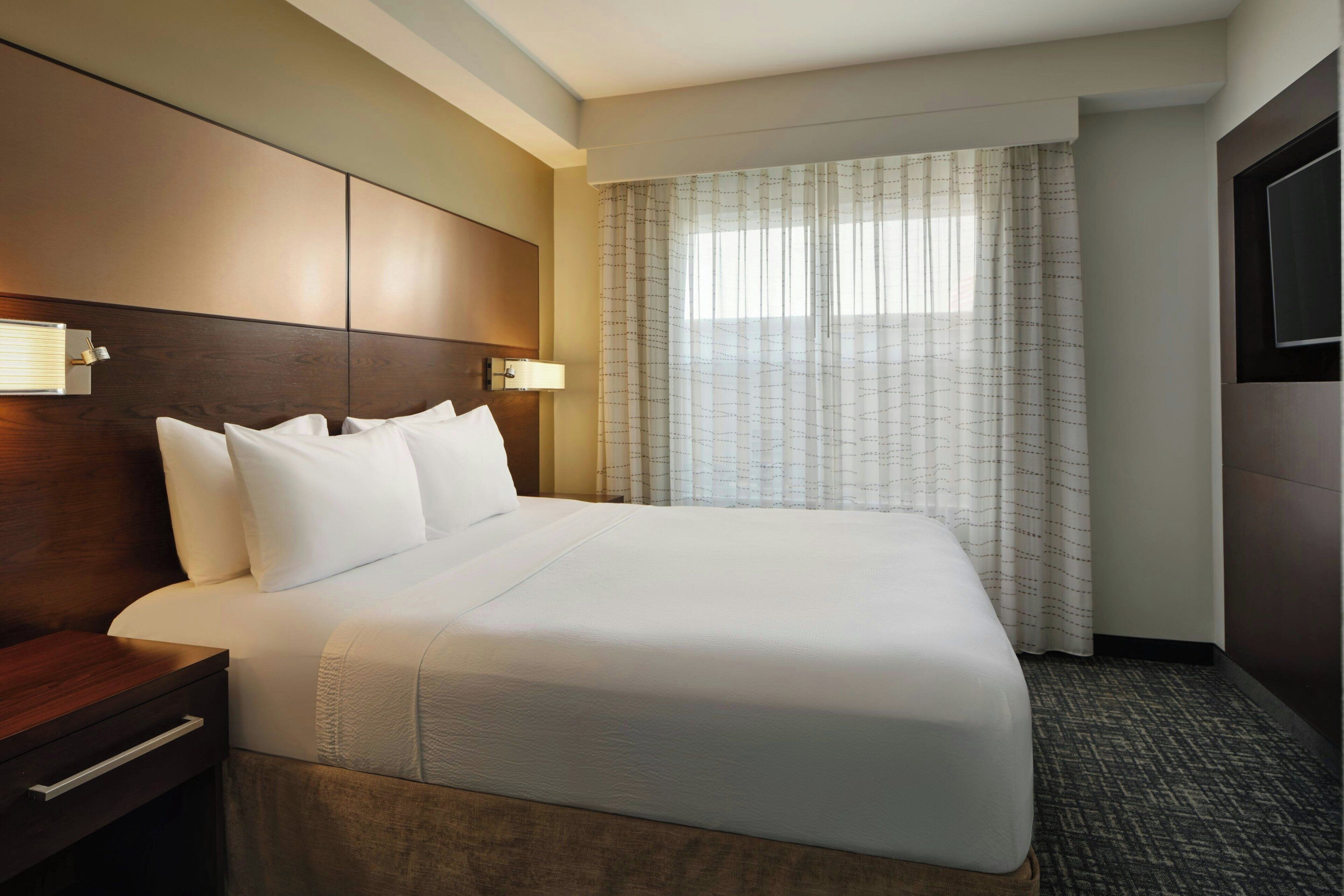 Premium bedding, desk, iron/ironing board, free cots/infant beds